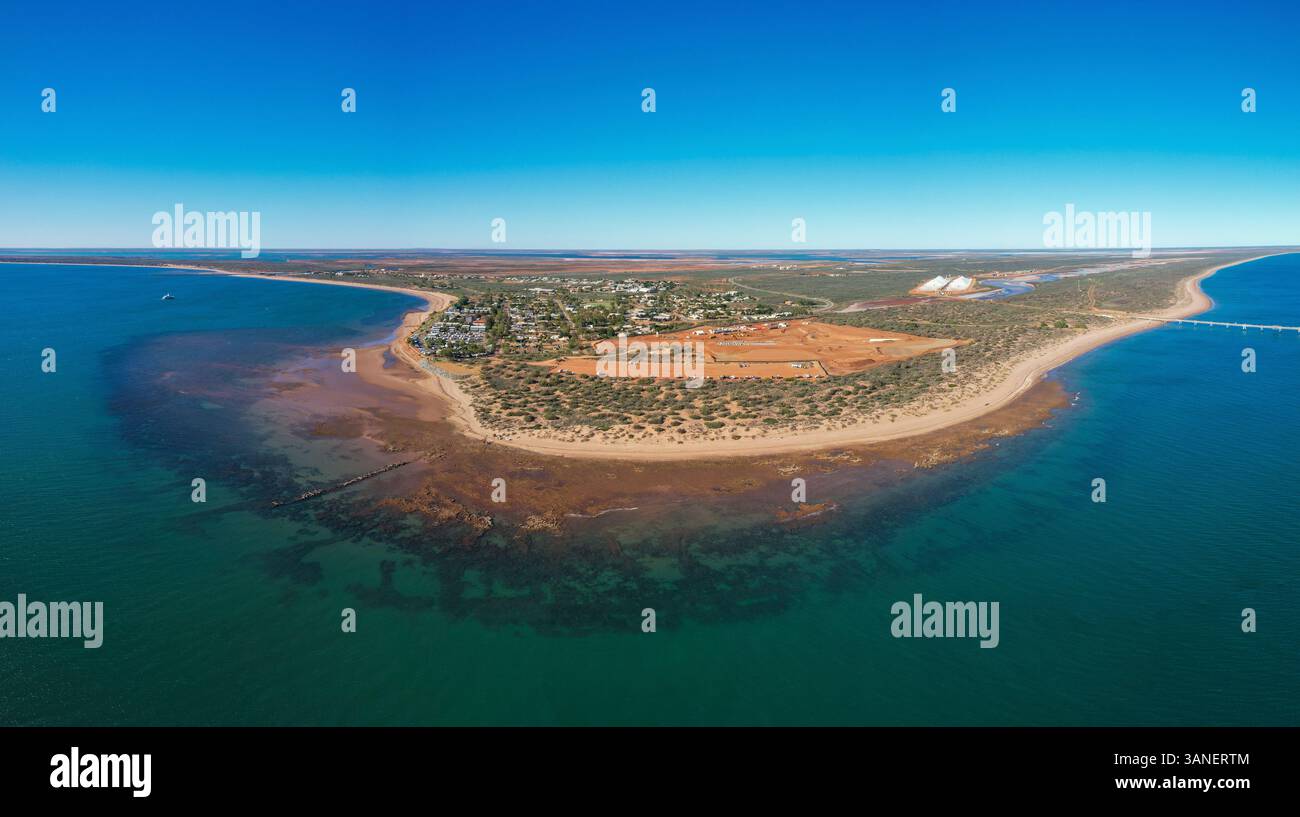 Blick aus der Vogelperspektive auf Beadon Bay bei Sonnenuntergang mit schöner Küste und Salzladesteg, onslow, West australia. Stockfoto