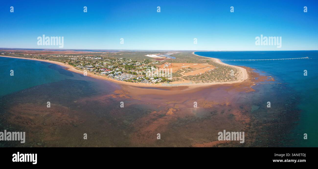 Blick aus der Vogelperspektive auf Beadon Bay bei Sonnenuntergang mit onslow Sunset Beach und onslow Salt Loading Steg, onslow, West australia. Stockfoto