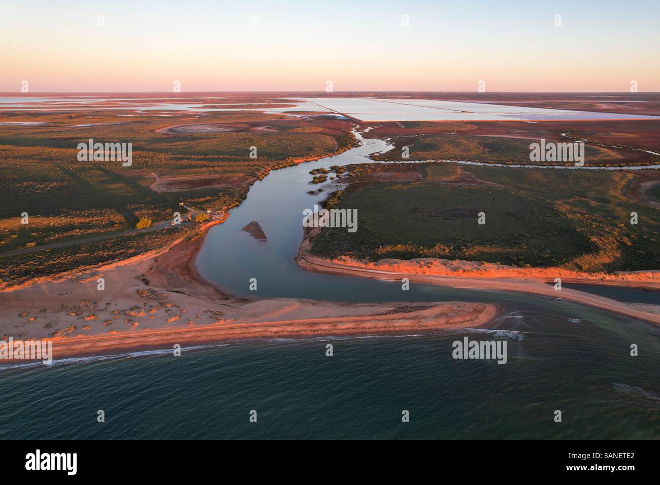Blick aus der Vogelperspektive auf den Cooke Creek und die Salzteiche am Lookout Point in der atemberaubenden Pilbara Region, Onslow, Australien. Stockfoto