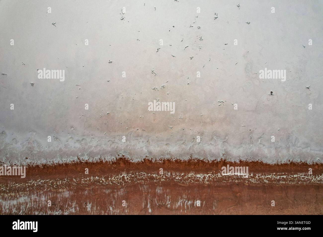 Blick aus der Vogelperspektive auf den wunderschönen Salzteich mit Mustern und Texturen, Pilbara Region, Ashburton, Australien. Stockfoto