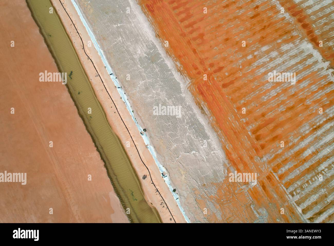 Aus der Vogelperspektive sehen Sie die einzigartigen Muster und Strukturen des Lake MacLeod und eine Bergbaufarm entlang der Blowholes Road, Carnarvon, Australien. Stockfoto
