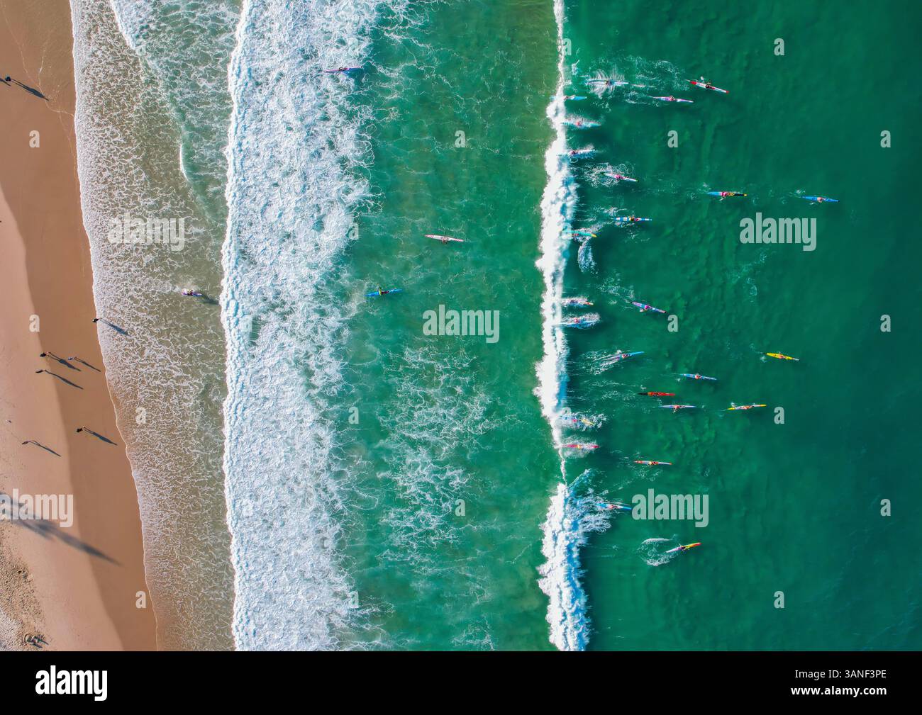 Luftaufnahme der Kajakfahrer am Strand von Burleigh Heads, Gold Coast, Queensland, Australien. Stockfoto