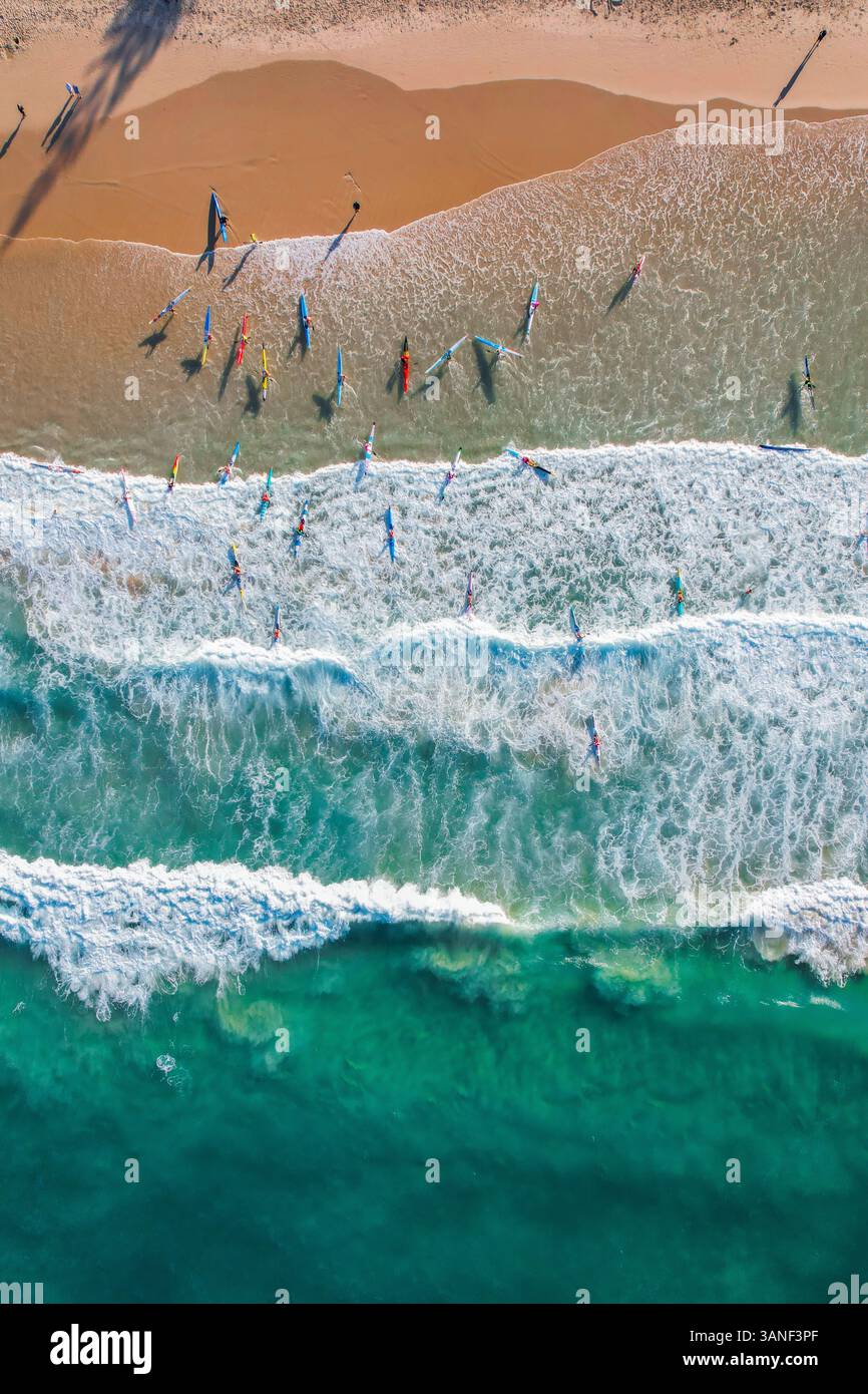 Luftaufnahme der Kajakfahrer am Strand von Burleigh Heads, Gold Coast, Australien. Stockfoto