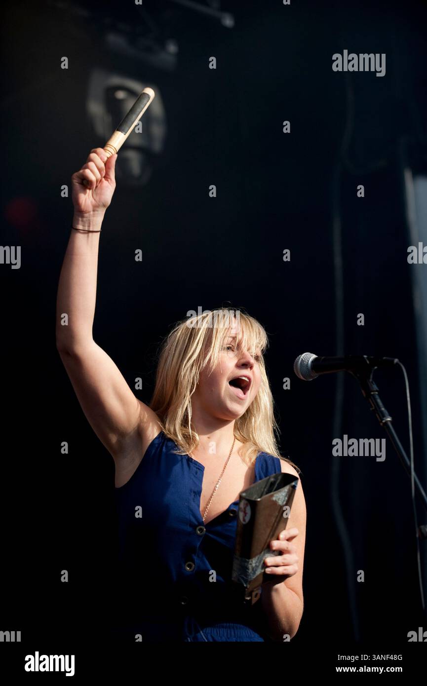 April 2010 - Vancouver, British Columbia, Kanada - Musiker ASHLEIGH BALL der kanadischen Rockband „Hey Ocean!“ Konzert bei der AMS Block Party der University of British Columbia 2010. (Bild: © David Zhang/ZUMA Press) Stockfoto
