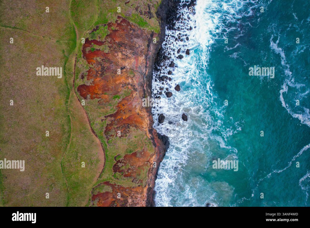 Luftaufnahme der felsigen Küste mit Wellen und Klippen am Lennox Point Headland, Lennox Head, New South Wales, Australien. Stockfoto