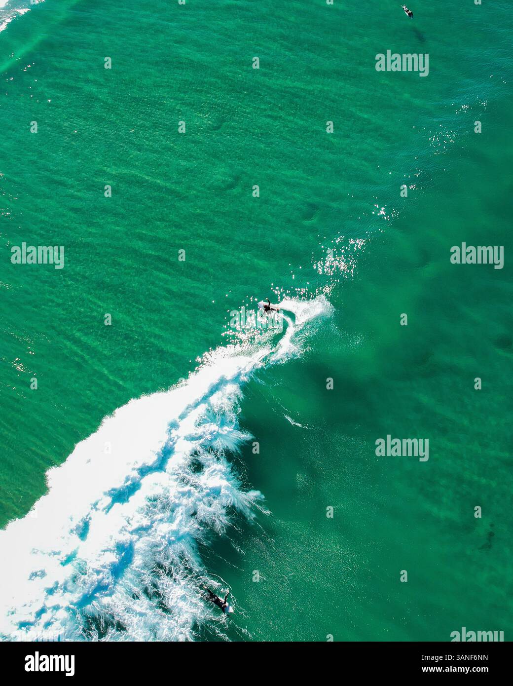 Surfer aus der Vogelperspektive in Frenchmans Bay, Point Lookout, Queensland, Australien. Stockfoto