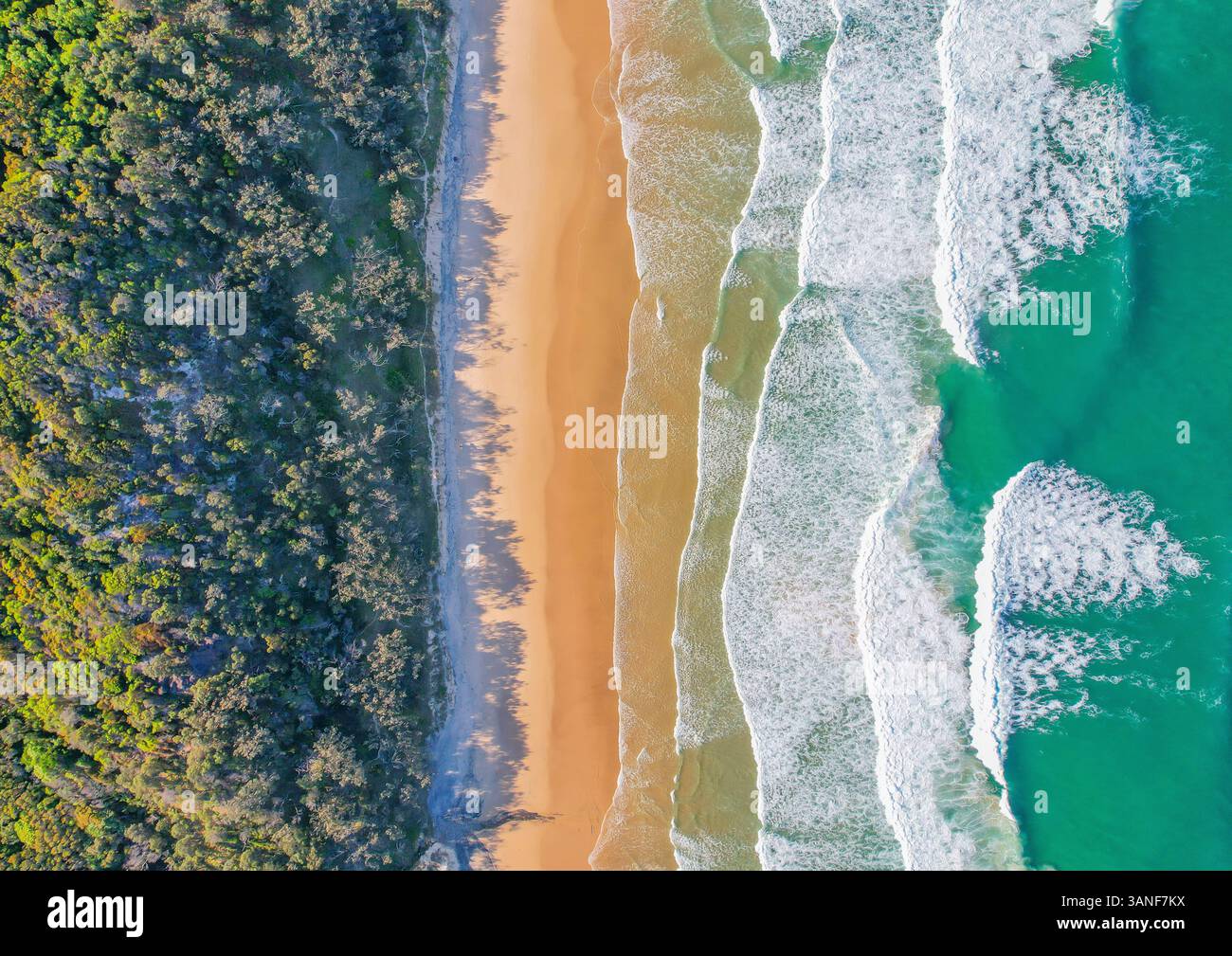 Drohnenblick auf den Alexandria Bay Beach in der Nähe von Noosa Heads bei Sonnenuntergang an der Sunshine Coast in Queensland, Australien. Stockfoto