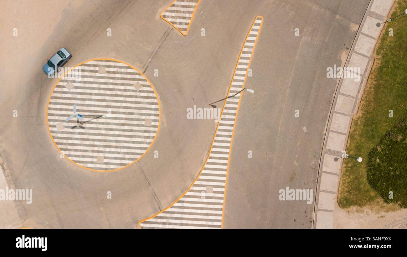Luftaufnahme des Autos am Kreisverkehr, Provinz Buenos Aires, Argentinien. Stockfoto