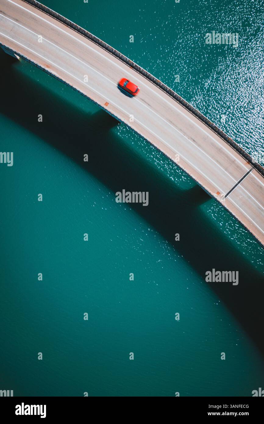 Aus der Vogelperspektive einer Brücke über den Cardener See in der Nähe der Stadt Guixer in der Provinz Lleida, Spanien. Stockfoto
