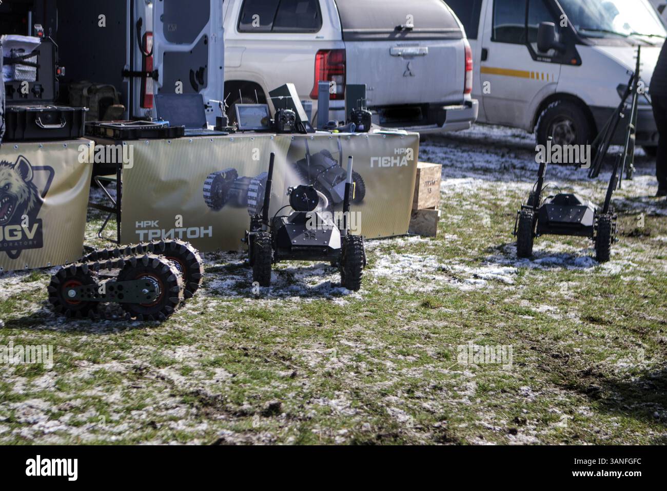 Tryton und Hiiena bodengestützte Roboterkomplexe werden während der umfangreichsten Versuche der Ukraine mit Bodenrobotern gezeigt, die vom Brave1 Cluster in der Region Kiew, Ukraine, am 11. April 2025 durchgeführt wurden. Die Tests konzentrierten sich auf Fernkommunikation, Belastbarkeit und Widerstand gegen elektronische Kriegsführung. (Foto: Eugen Kotenko/Ukrinform) Stockfoto
