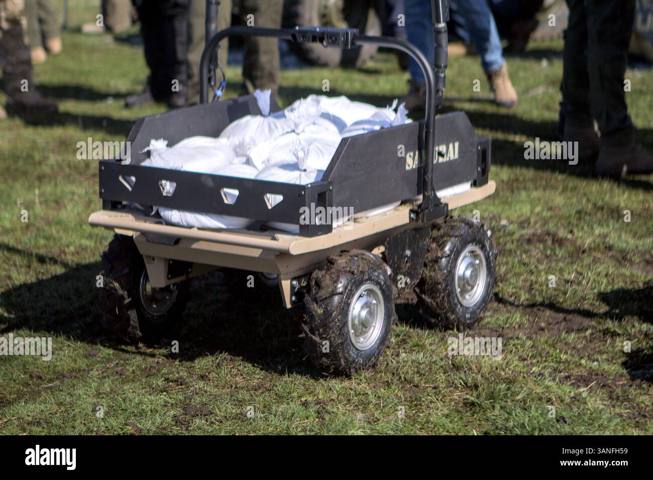 Ein bodengebundener Roboterkomplex Samurai wird während der umfangreichsten Versuche der Ukraine mit Bodenrobotern gezeigt, die vom Brave1 Cluster in der Region Kiew, Ukraine, am 11. April 2025 durchgeführt wurden. Die Tests konzentrierten sich auf Fernkommunikation, Belastbarkeit und Widerstand gegen elektronische Kriegsführung. (Foto: Eugen Kotenko/Ukrinform) Stockfoto