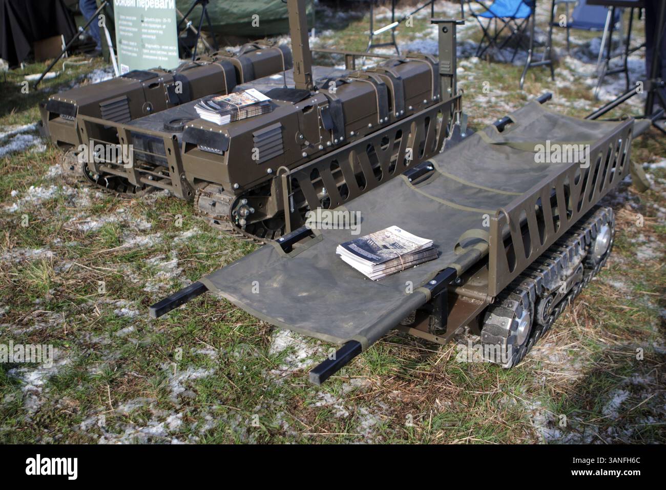 Ein bodengebundener Roboterkomplex ist während der umfangreichsten Versuche der Ukraine mit Bodenrobotern ausgestattet, die vom Brave1 Cluster in der Region Kiew, Ukraine, am 11. April 2025 durchgeführt wurden. Die Tests konzentrierten sich auf Fernkommunikation, Belastbarkeit und Widerstand gegen elektronische Kriegsführung. (Foto: Eugen Kotenko/Ukrinform) Stockfoto