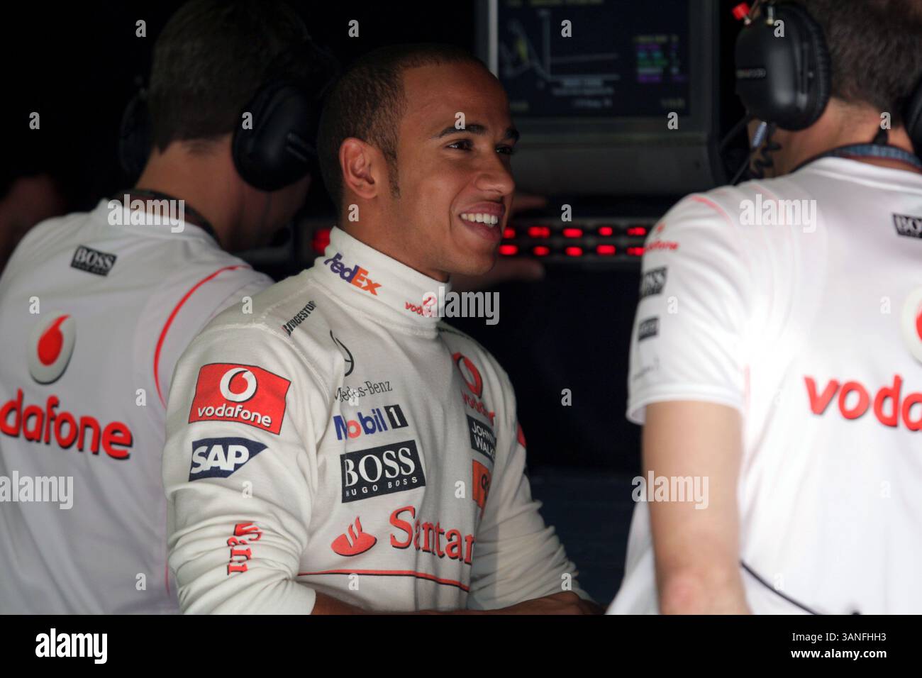 Lewis Hamilton (GBR) McLaren spricht mit Phil Prew (GBR) McLaren Race Engineer... Formel-1-Weltmeisterschaft, Rd17, Grand Prix von China, Übungstag, Shanghai International Circuit, Shanghai, China, Freitag, 17. Oktober 2008. Stockfoto