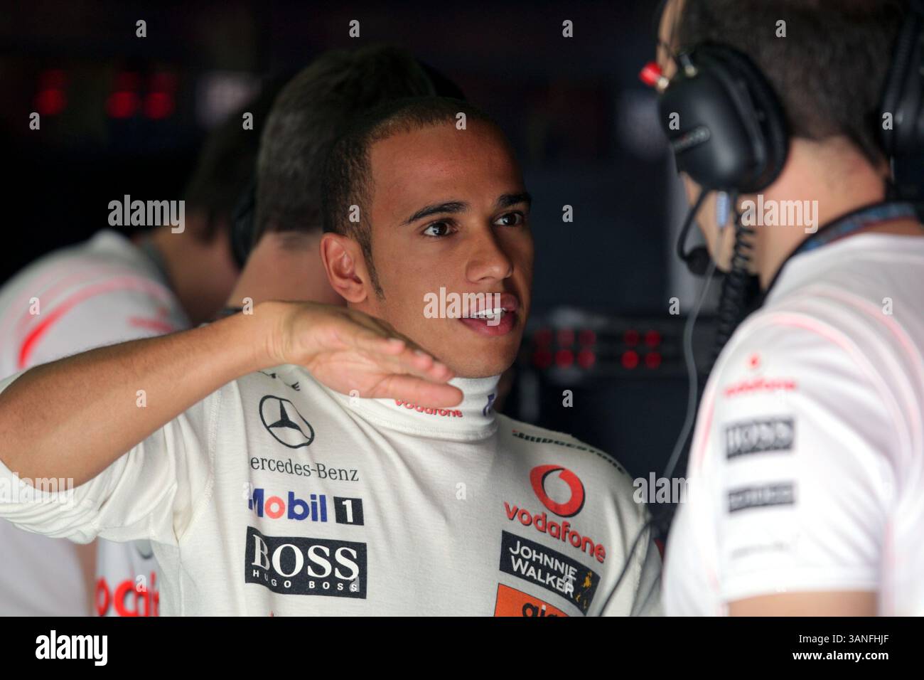 Lewis Hamilton (GBR) McLaren spricht mit Phil Prew (GBR) McLaren Race Engineer... Formel-1-Weltmeisterschaft, Rd17, Grand Prix von China, Übungstag, Shanghai International Circuit, Shanghai, China, Freitag, 17. Oktober 2008. Stockfoto
