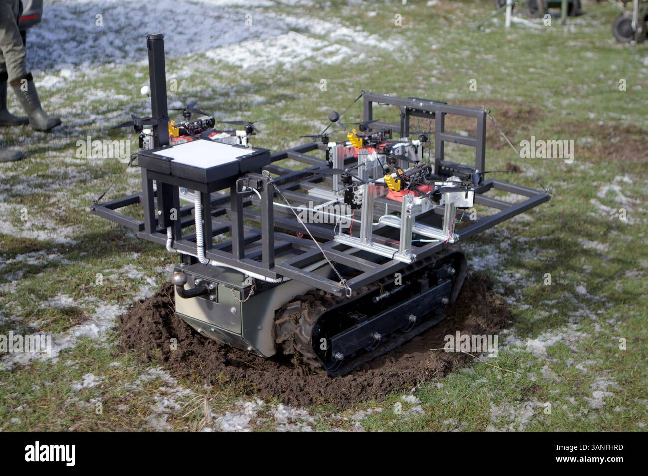 Ein bodengebundener Roboterkomplex wird während der umfangreichsten Versuche der Ukraine mit Bodenrobotern gezeigt, die vom Brave1 Cluster in der Region Kiew, Ukraine, am 11. April 2025 durchgeführt wurden. Die Tests konzentrierten sich auf Fernkommunikation, Belastbarkeit und Widerstand gegen elektronische Kriegsführung. (Foto: Eugen Kotenko/Ukrinform) Stockfoto