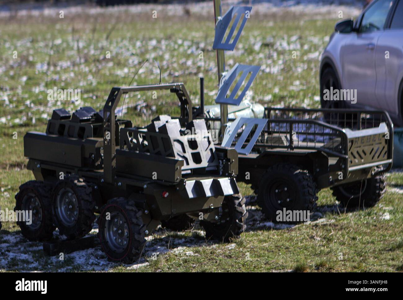 Bodengebundene Roboterkomplexe werden während der umfangreichsten Versuche der Ukraine mit Bodenrobotern am 11. April 2025 vom Brave1 Cluster in der Region Kiew, Ukraine, gezeigt. Die Tests konzentrierten sich auf Fernkommunikation, Belastbarkeit und Widerstand gegen elektronische Kriegsführung. (Foto: Eugen Kotenko/Ukrinform) Stockfoto