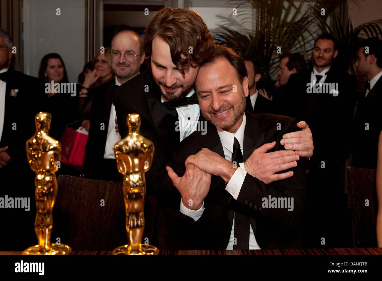 7. März 2010 - Hollywood, Kalifornien, USA - die Oscar-Gewinner MARKIEREN BOAL und FISHER STEVENS beim Governors Ball nach den 82. Jährlichen Academy Awards im Kodak Theatre in Hollywood, KALIFORNIEN am Sonntag, den 7. März 2010. (Kreditbild: © Darren Decker/AMPAS/ZUMA Press) Stockfoto