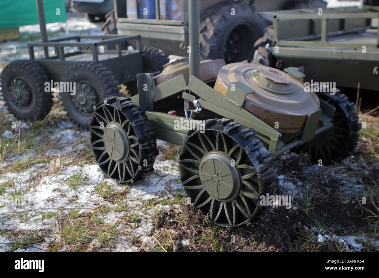 Bodengebundene Roboterkomplexe werden während der umfangreichsten Versuche der Ukraine mit Bodenrobotern am 11. April 2025 vom Brave1 Cluster in der Region Kiew, Ukraine, gezeigt. Die Tests konzentrierten sich auf Fernkommunikation, Belastbarkeit und Widerstand gegen elektronische Kriegsführung. (Foto: Eugen Kotenko/Ukrinform) Stockfoto