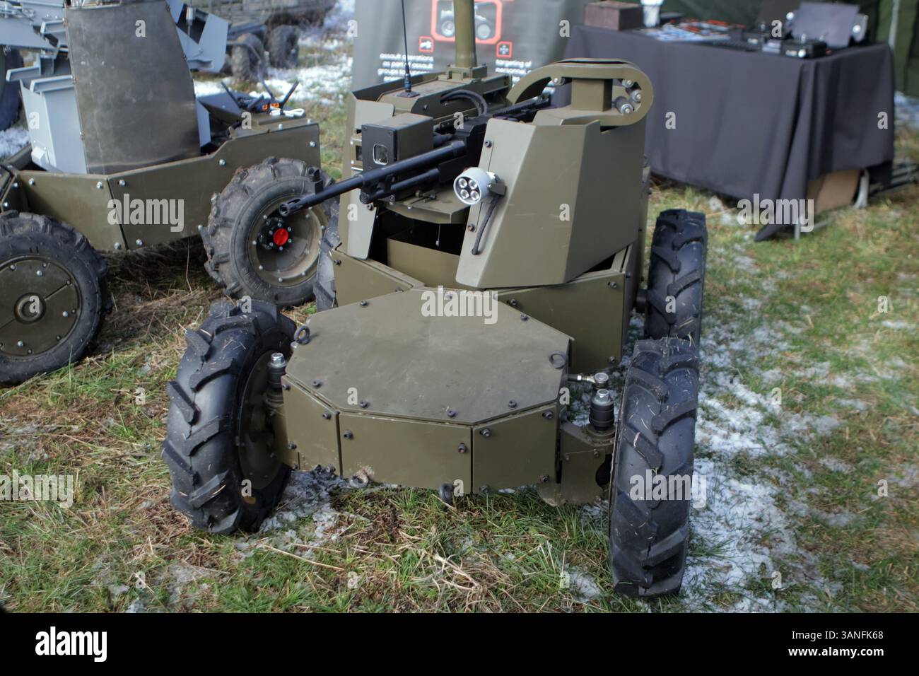 Ein bodengebundener Roboterkomplex wird während der umfangreichsten Versuche der Ukraine mit Bodenrobotern gezeigt, die vom Brave1 Cluster in der Region Kiew, Ukraine, am 11. April 2025 durchgeführt wurden. Die Tests konzentrierten sich auf Fernkommunikation, Belastbarkeit und Widerstand gegen elektronische Kriegsführung. (Foto: Eugen Kotenko/Ukrinform) Stockfoto