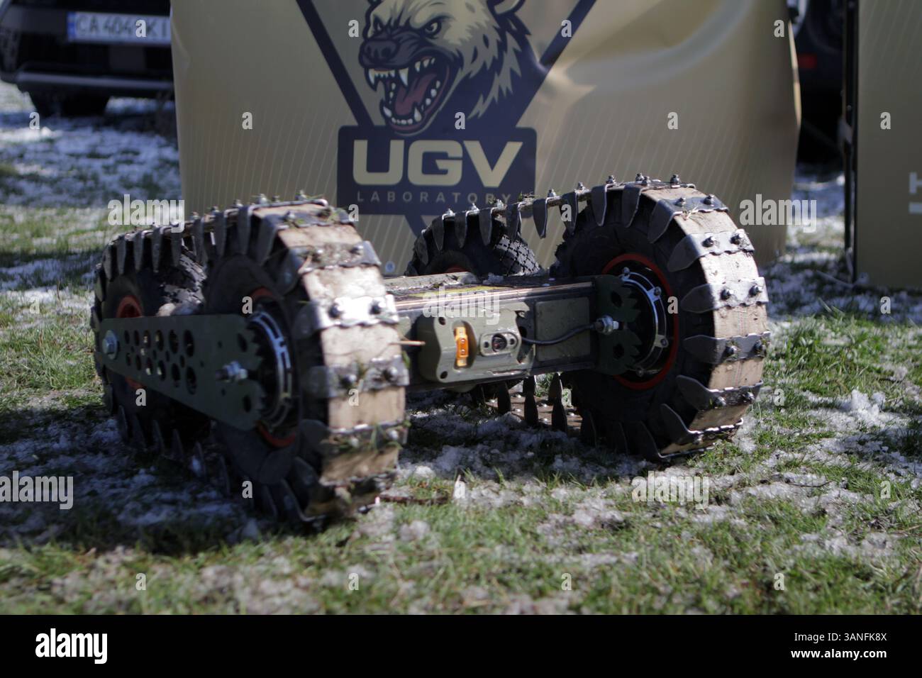 Ein bodenbasierter Roboterkomplex von Tryton wird während der umfangreichsten Versuche der Ukraine mit Bodenrobotern gezeigt, die vom Brave1 Cluster in der Region Kiew, Ukraine, am 11. April 2025 durchgeführt wurden. Die Tests konzentrierten sich auf Fernkommunikation, Belastbarkeit und Widerstand gegen elektronische Kriegsführung. (Foto: Eugen Kotenko/Ukrinform) Stockfoto