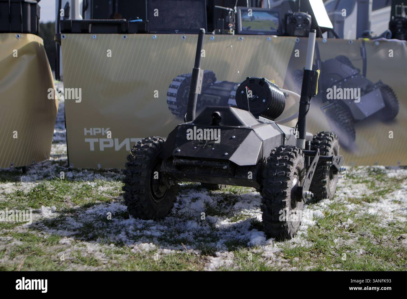 Während der umfangreichsten Versuche der Ukraine mit Bodenrobotern, die vom Brave1 Cluster in der Region Kiew (Ukraine) am 11. April 2025 durchgeführt wurden, wird ein bodenbasierter Roboterkomplex Hiiena gezeigt. Die Tests konzentrierten sich auf Fernkommunikation, Belastbarkeit und Widerstand gegen elektronische Kriegsführung. (Foto: Eugen Kotenko/Ukrinform) Stockfoto