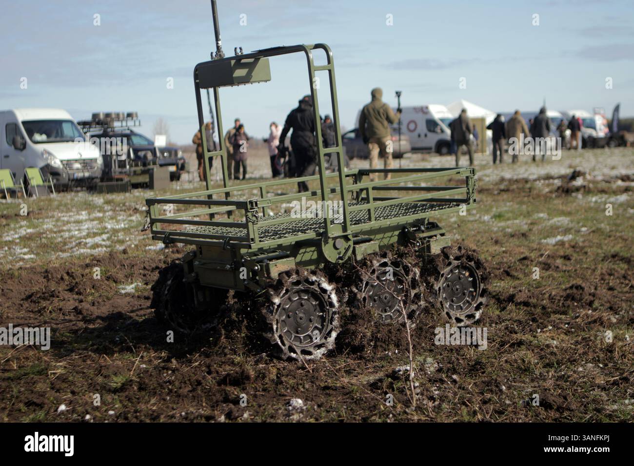 Ein bodengebundener Roboterkomplex wird während der umfangreichsten Versuche der Ukraine mit Bodenrobotern gezeigt, die vom Brave1 Cluster in der Region Kiew, Ukraine, am 11. April 2025 durchgeführt wurden. Die Tests konzentrierten sich auf Fernkommunikation, Belastbarkeit und Widerstand gegen elektronische Kriegsführung. (Foto: Eugen Kotenko/Ukrinform) Stockfoto