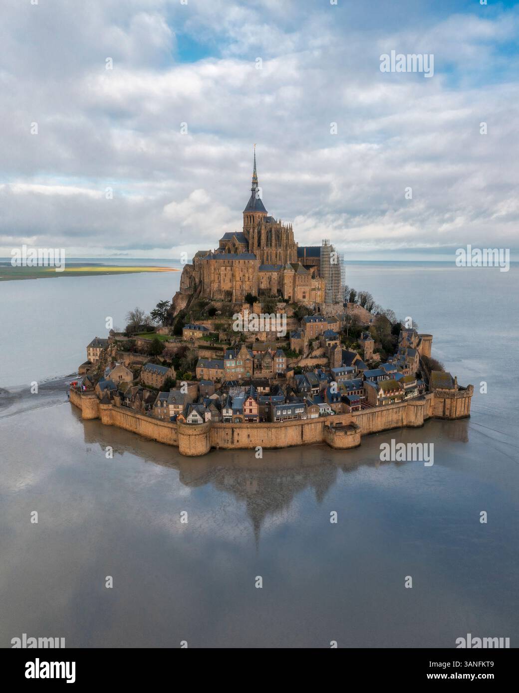 Blick aus der Vogelperspektive auf die historische Abtei auf der malerischen Insel Mont Saint-Michel, umgeben von ruhigen Gewässern, Le Mont-Saint-Michel, Manche, Frankreich. Stockfoto