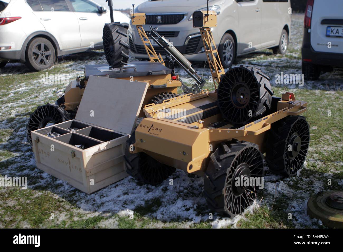 Ein bodengebundener Roboterkomplex wird während der umfangreichsten Versuche der Ukraine mit Bodenrobotern gezeigt, die vom Brave1 Cluster in der Region Kiew, Ukraine, am 11. April 2025 durchgeführt wurden. Die Tests konzentrierten sich auf Fernkommunikation, Belastbarkeit und Widerstand gegen elektronische Kriegsführung. (Foto: Eugen Kotenko/Ukrinform) Stockfoto