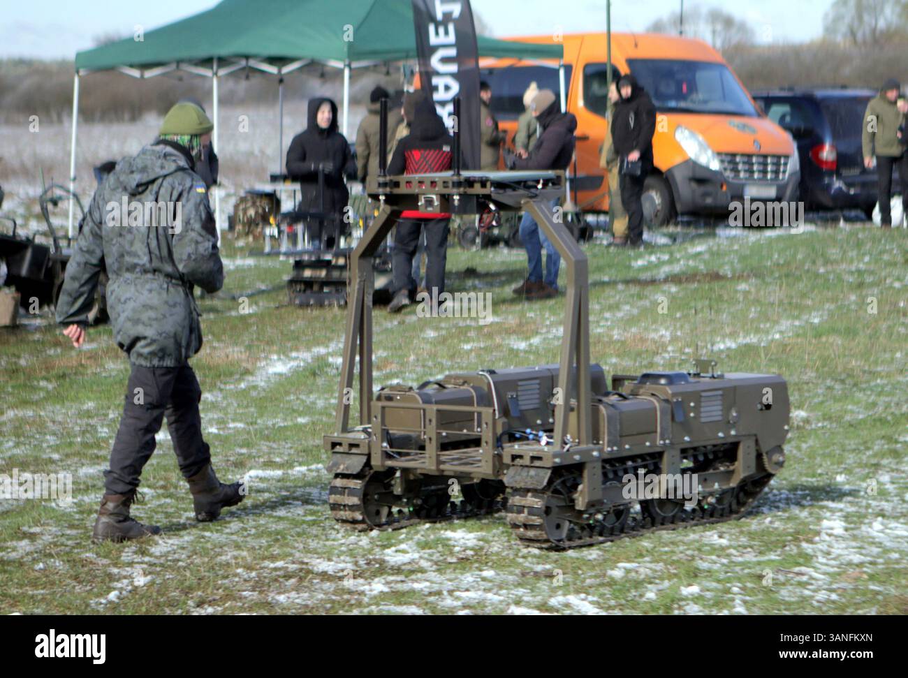 Ein bodengebundener Roboterkomplex wird während der umfangreichsten Versuche der Ukraine mit Bodenrobotern gezeigt, die vom Brave1 Cluster in der Region Kiew, Ukraine, am 11. April 2025 durchgeführt wurden. Die Tests konzentrierten sich auf Fernkommunikation, Belastbarkeit und Widerstand gegen elektronische Kriegsführung. (Foto: Eugen Kotenko/Ukrinform) Stockfoto