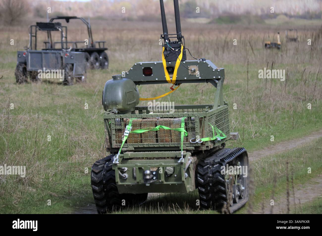 Ein bodengebundener Roboterkomplex nimmt am 11. April 2025 an den umfangreichsten Erprobungen der Ukraine mit Bodenrobotern Teil, die vom Brave1 Cluster in der Region Kiew, Ukraine, durchgeführt wurden. Die Tests konzentrierten sich auf Fernkommunikation, Belastbarkeit und Widerstand gegen elektronische Kriegsführung. (Foto: Eugen Kotenko/Ukrinform) Stockfoto