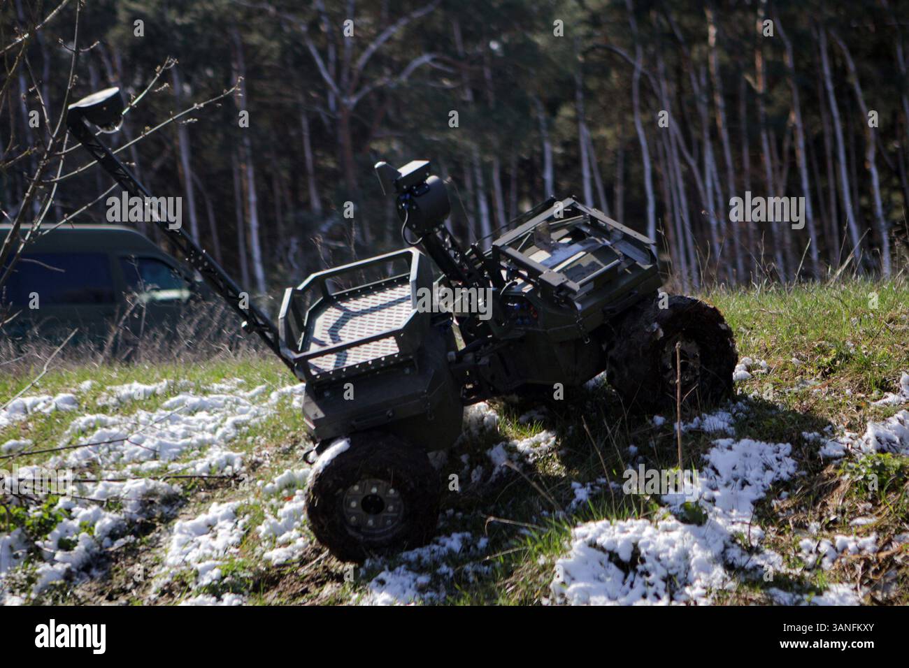 Ein bodengebundener Roboterkomplex klettert einen Hang während der umfangreichsten Versuche der Ukraine mit Bodenrobotern, die vom Brave1 Cluster in der Region Kiew, Ukraine, am 11. April 2025 durchgeführt wurden. Die Tests konzentrierten sich auf Fernkommunikation, Belastbarkeit und Widerstand gegen elektronische Kriegsführung. (Foto: Eugen Kotenko/Ukrinform) Stockfoto