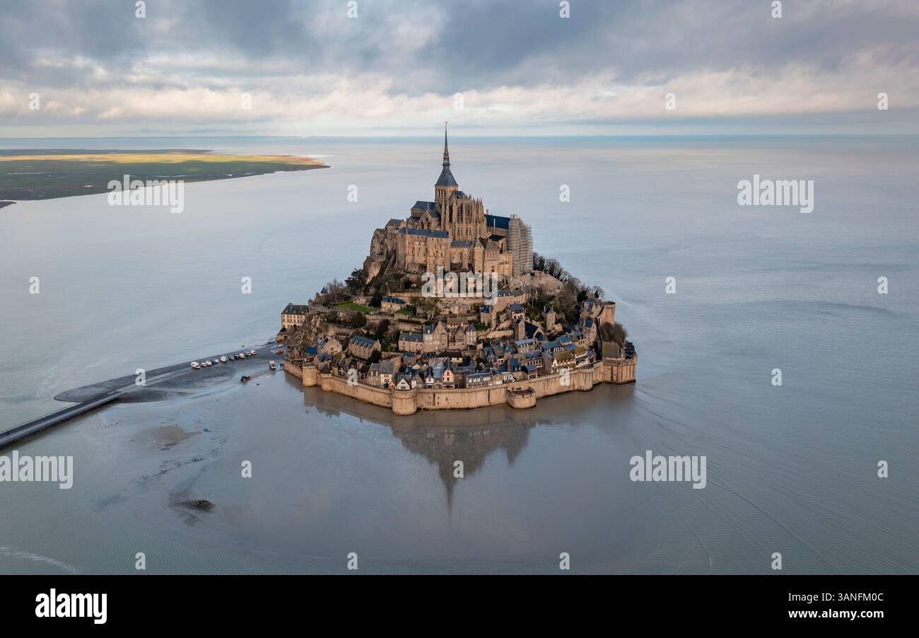 Blick aus der Vogelperspektive auf die berühmte mittelalterliche Abtei auf der malerischen, vom Meer umgebenen Insel Le Mont-Saint-Michel, Manche, Frankreich. Stockfoto