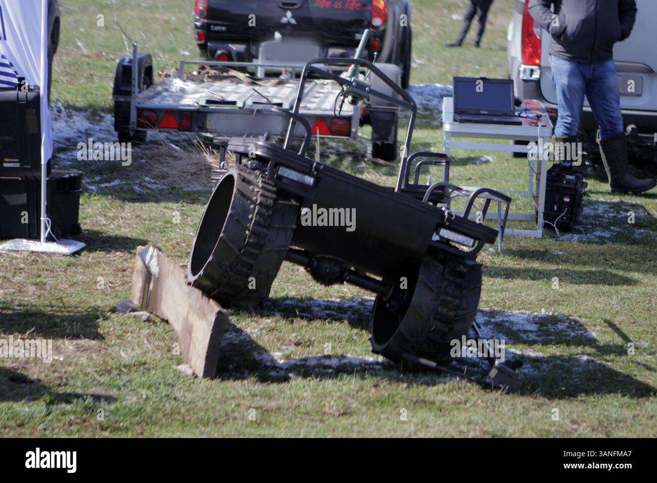 Ein bodengebundener Roboterkomplex überwindet ein Hindernis in den umfangreichsten Erprobungen der Ukraine mit Bodenrobotern, die vom Brave1 Cluster in der Region Kiew, Ukraine, am 11. April 2025 durchgeführt wurden. Die Tests konzentrierten sich auf Fernkommunikation, Belastbarkeit und Widerstand gegen elektronische Kriegsführung. (Foto: Eugen Kotenko/Ukrinform) Stockfoto