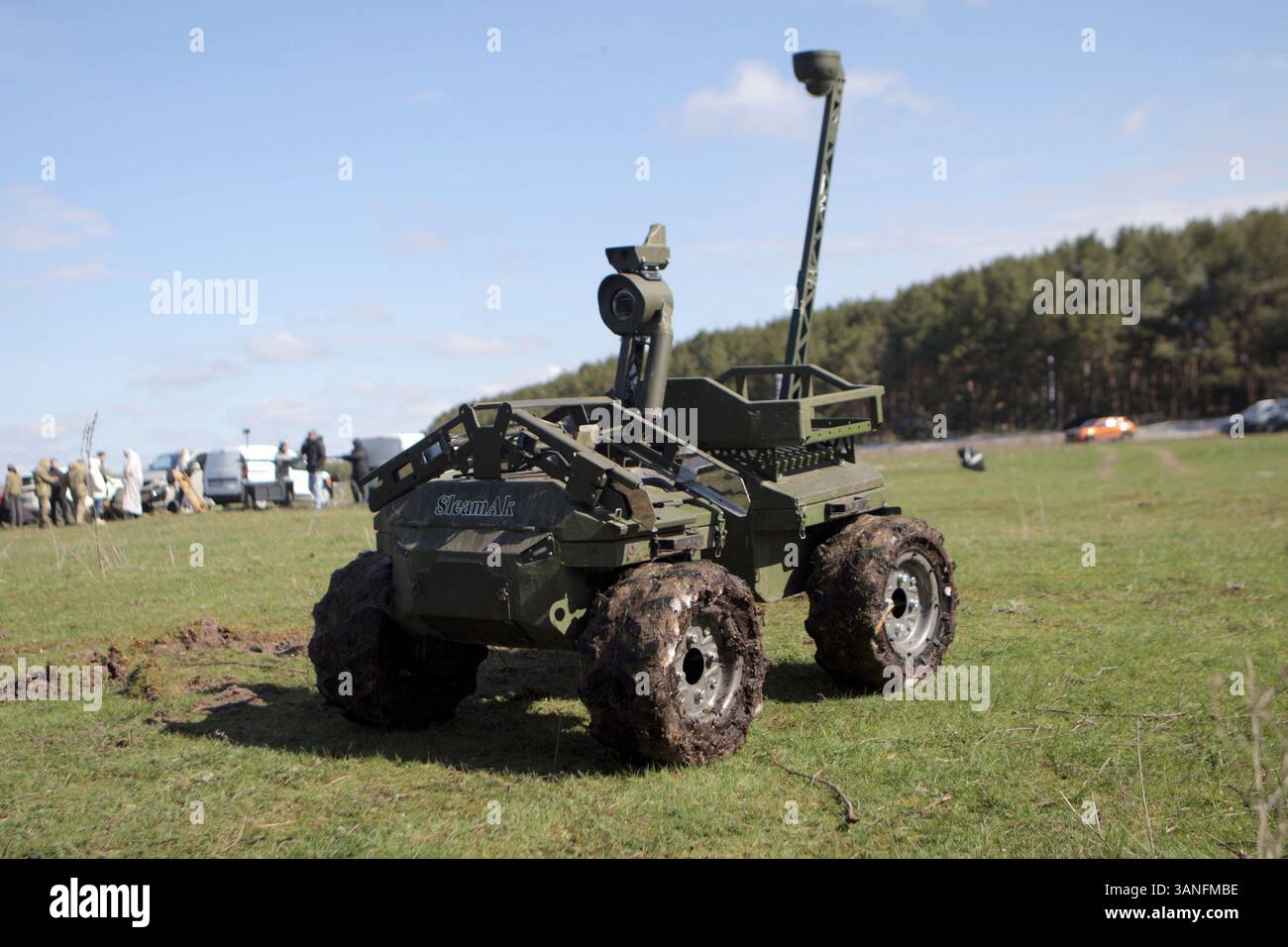 Ein SleamAk Bodenroboterkomplex nimmt am 11. April 2025 an den umfangreichsten Erprobungen der Ukraine mit Bodenrobotern Teil, die vom Brave1 Cluster in der Region Kiew, Ukraine, durchgeführt wurden. Die Tests konzentrierten sich auf Fernkommunikation, Belastbarkeit und Widerstand gegen elektronische Kriegsführung. (Foto: Eugen Kotenko/Ukrinform) Stockfoto