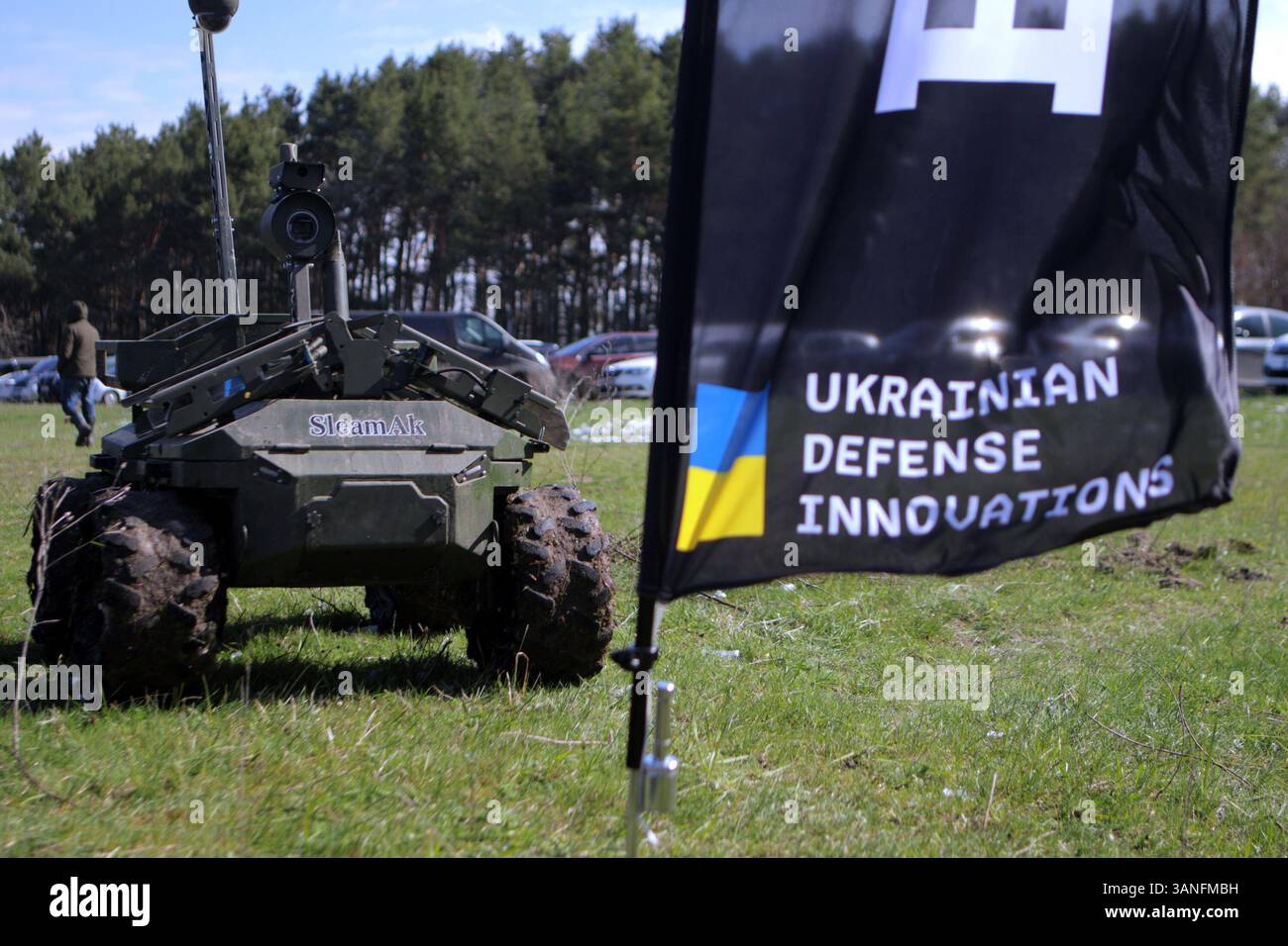 Während der umfangreichsten Versuche der Ukraine mit Bodenrobotern, die vom Brave1 Cluster in der Region Kiew, Ukraine, am 11. April 2025 durchgeführt wurden, wird ein SleamAk Bodenroboterkomplex gezeigt. Die Tests konzentrierten sich auf Fernkommunikation, Belastbarkeit und Widerstand gegen elektronische Kriegsführung. (Foto: Eugen Kotenko/Ukrinform) Stockfoto