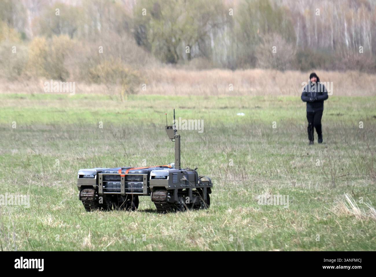 Ein bodengebundener Roboterkomplex nimmt am 11. April 2025 an den umfangreichsten Erprobungen der Ukraine mit Bodenrobotern Teil, die vom Brave1 Cluster in der Region Kiew, Ukraine, durchgeführt wurden. Die Tests konzentrierten sich auf Fernkommunikation, Belastbarkeit und Widerstand gegen elektronische Kriegsführung. (Foto: Eugen Kotenko/Ukrinform) Stockfoto