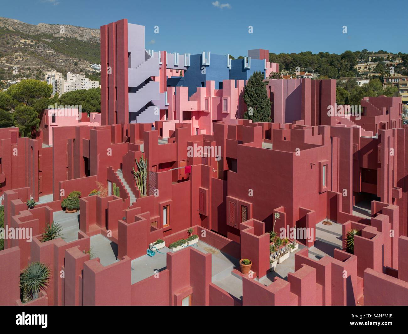 Luftaufnahme des geometrischen Gebäudebaus. Die rote Mauer, La Muralla Roja, Calpe, Spanien Stockfoto