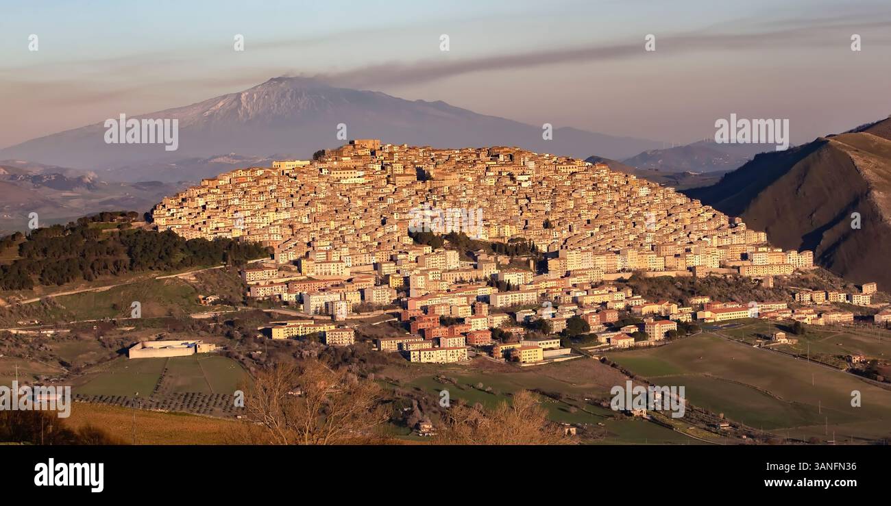 Aus der Vogelperspektive von Gangi auf Sizilien mit dem Ätna, Palermo, Italien. Stockfoto