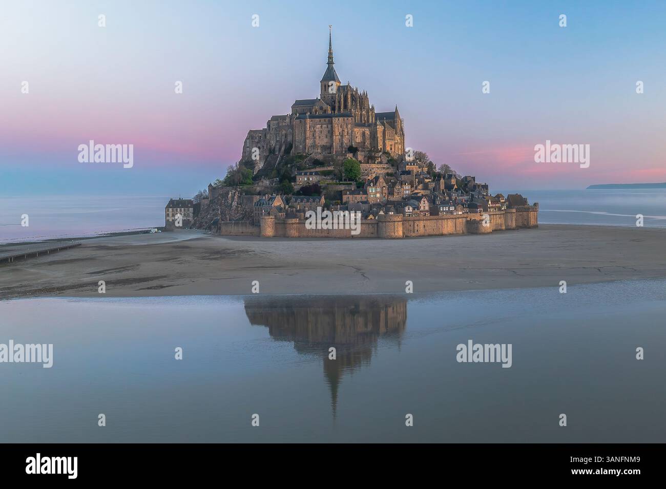 Blick aus der Vogelperspektive auf die historische Insel Mont Saint-Michel mit ihrer wunderschönen Architektur und Kathedrale, Le Mont-Saint-Michel, Frankreich. Stockfoto