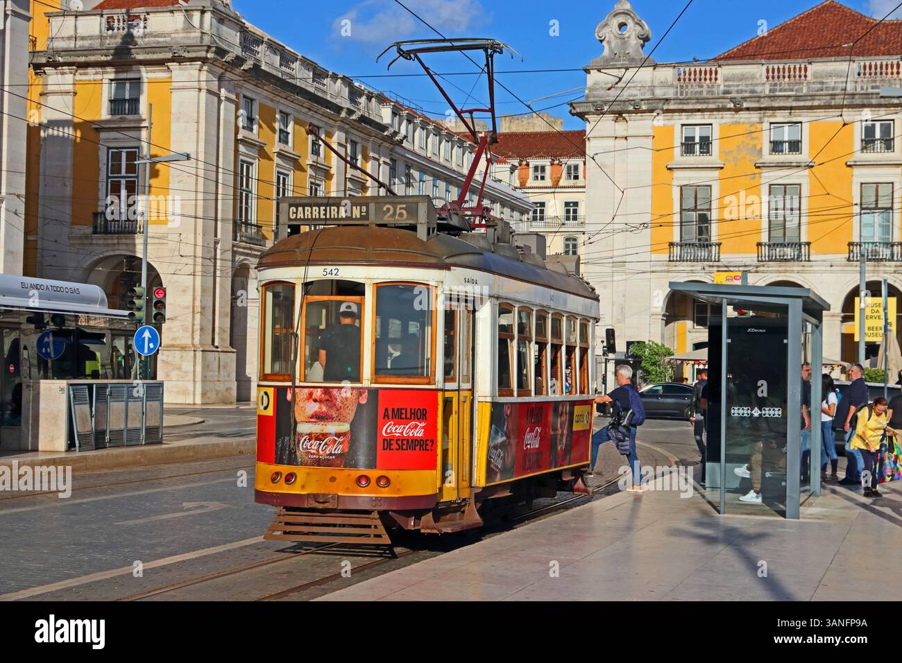 Legendäre Straßenbahn auf der Route 25, Lissabon Stockfoto