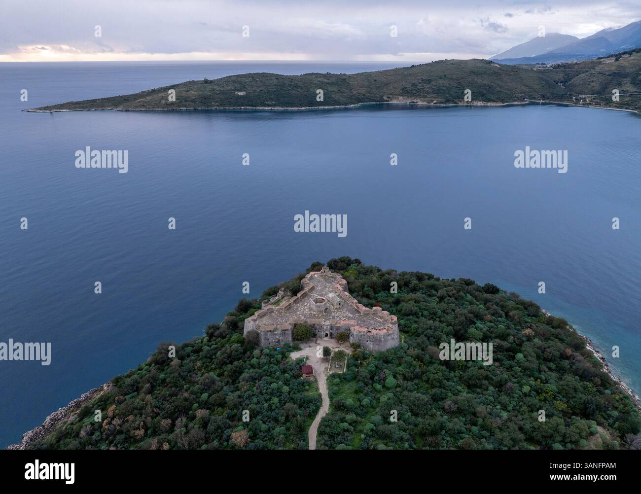 Aus der Vogelperspektive auf das historische Schloss von Porto Palermo mit Blick auf das ruhige Mittelmeer und die zerklüftete Küste, Porto Palermo, Vlore, Albanien. Stockfoto
