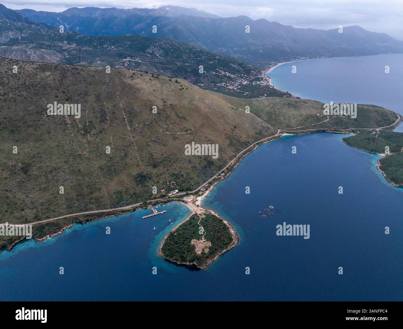 Blick aus der Vogelperspektive auf das malerische Schloss von Porto Palermo, umgeben von ruhigen Gewässern und malerischer Küste, Porto Palermo, Vlore, Albanien. Stockfoto