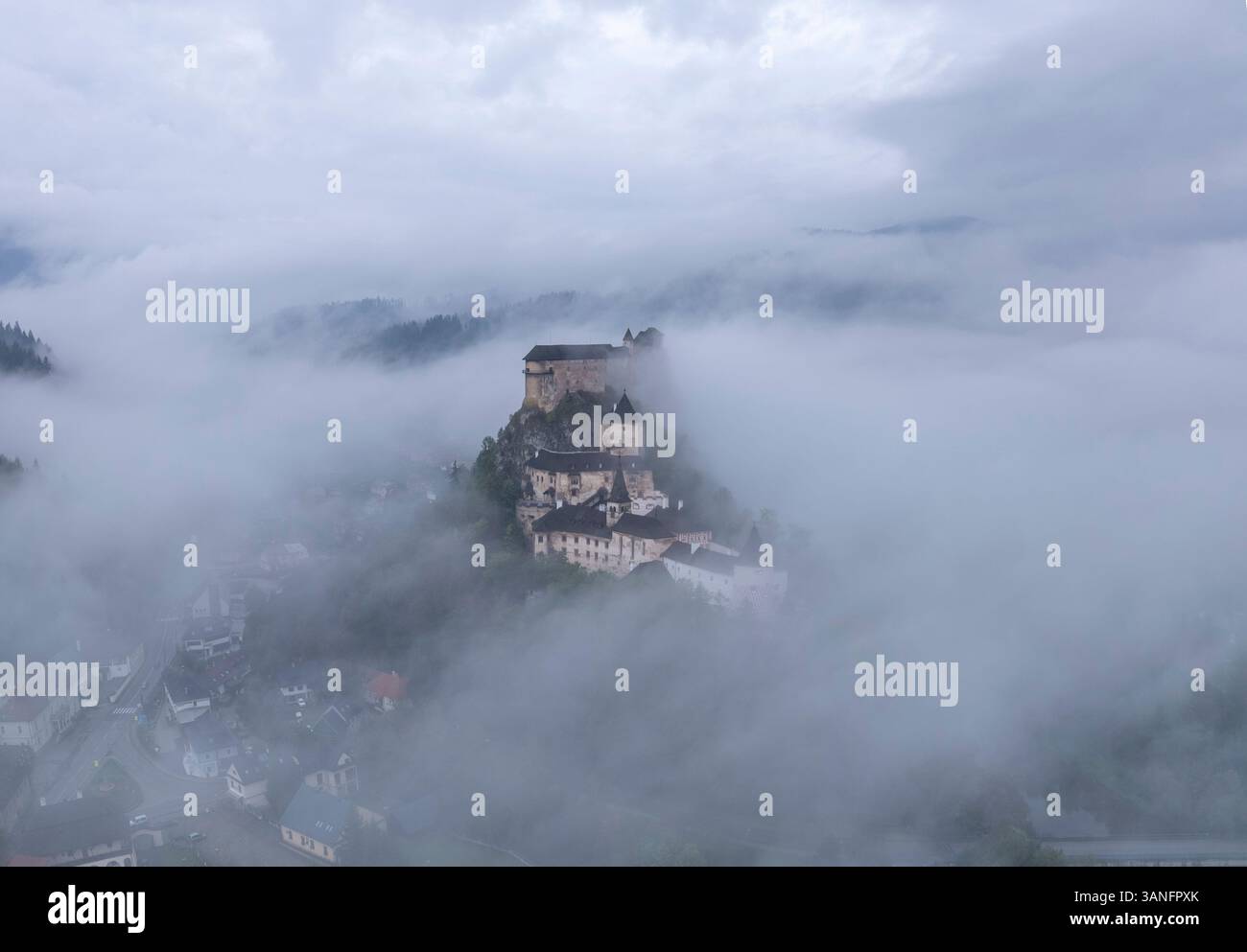 Aus der Vogelperspektive auf das Schloss Orava, umgeben von Nebel bei Sonnenaufgang, Oravsky Podzamok, Zilina, Slowakei. Stockfoto
