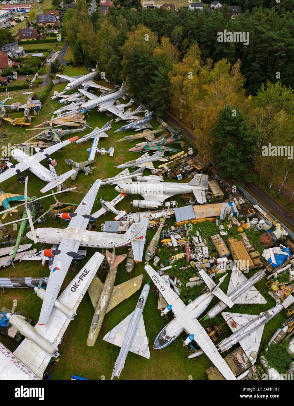 Zruc Senec, Tschechische Republik - 12. September 2024: Luftaufnahme eines verlassenen Flugzeugfriedhofs mit rostigen Flugzeugen und Hubschraubern, Zruc Senec, Tschechische Republik. Stockfoto