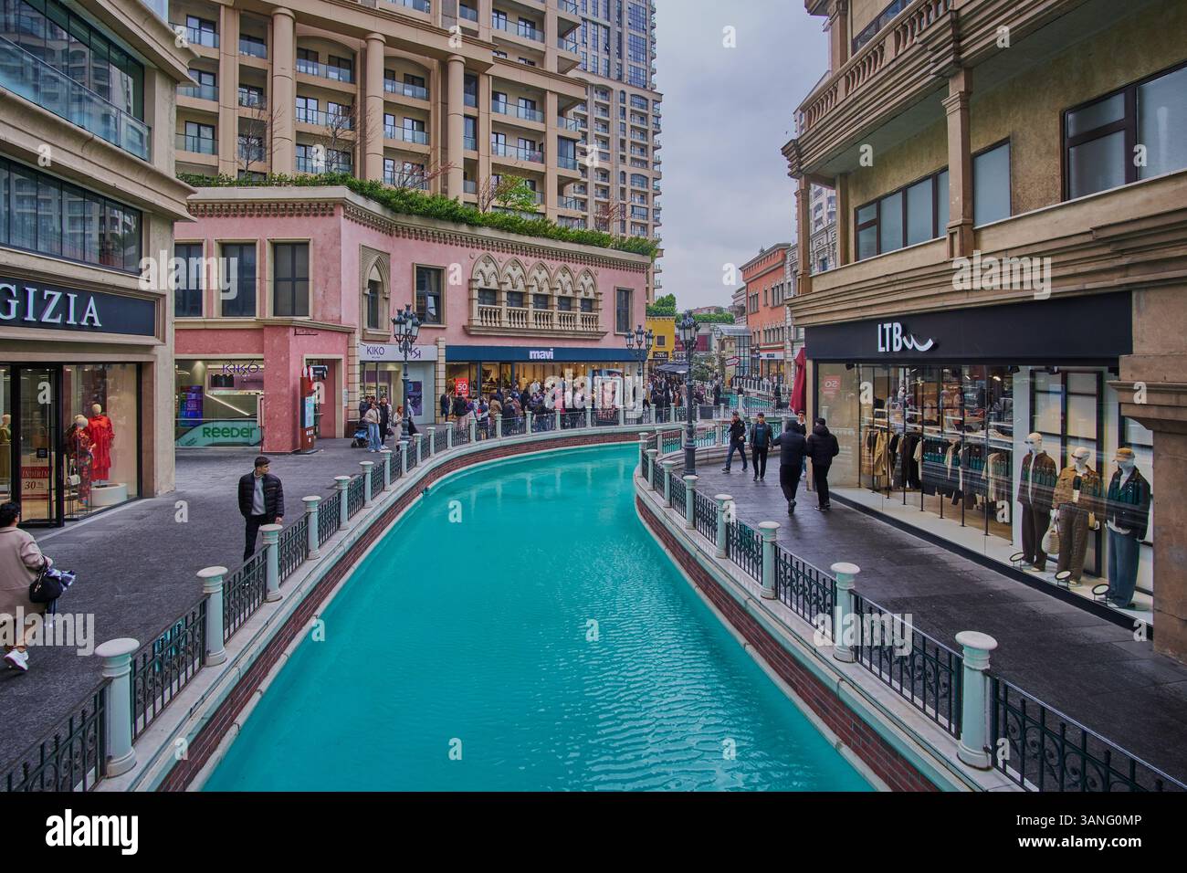 Venezia Mega Outlet Mall ist ein Einkaufszentrum im Stadtteil Beylikdüzü in Istanbul, Türkei. Eines der größten Einkaufszentren der Stadt Stockfoto