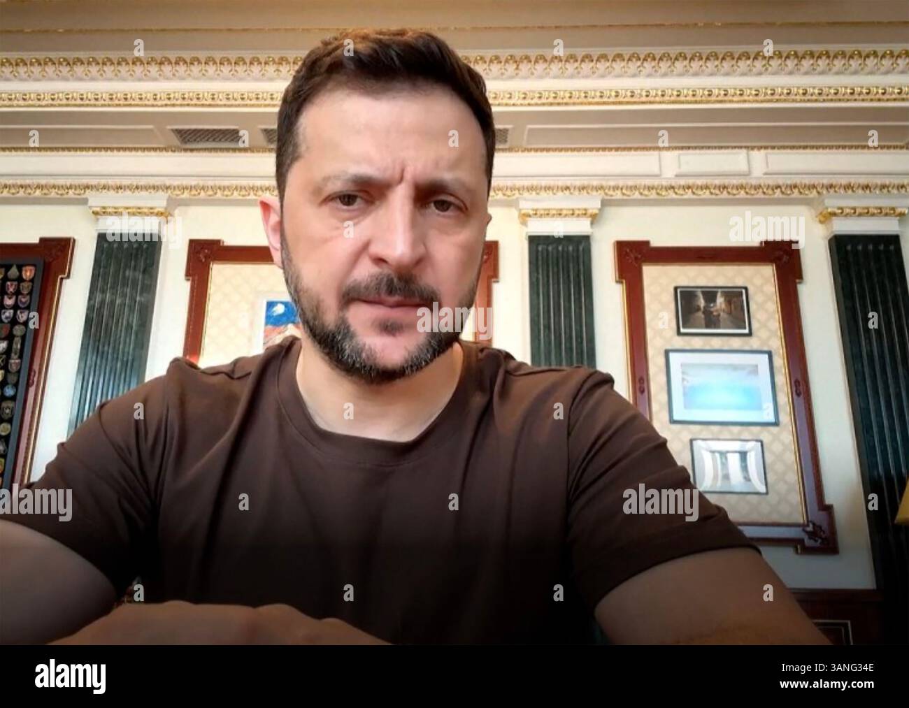 WOLODYMYR ZELENSKI, Präsident der Ukraine, überreichte am Sonntag, den 13. April 2025, seine tägliche Fernsehprieferung nach einem großen russischen Raketenangriff. Stockfoto