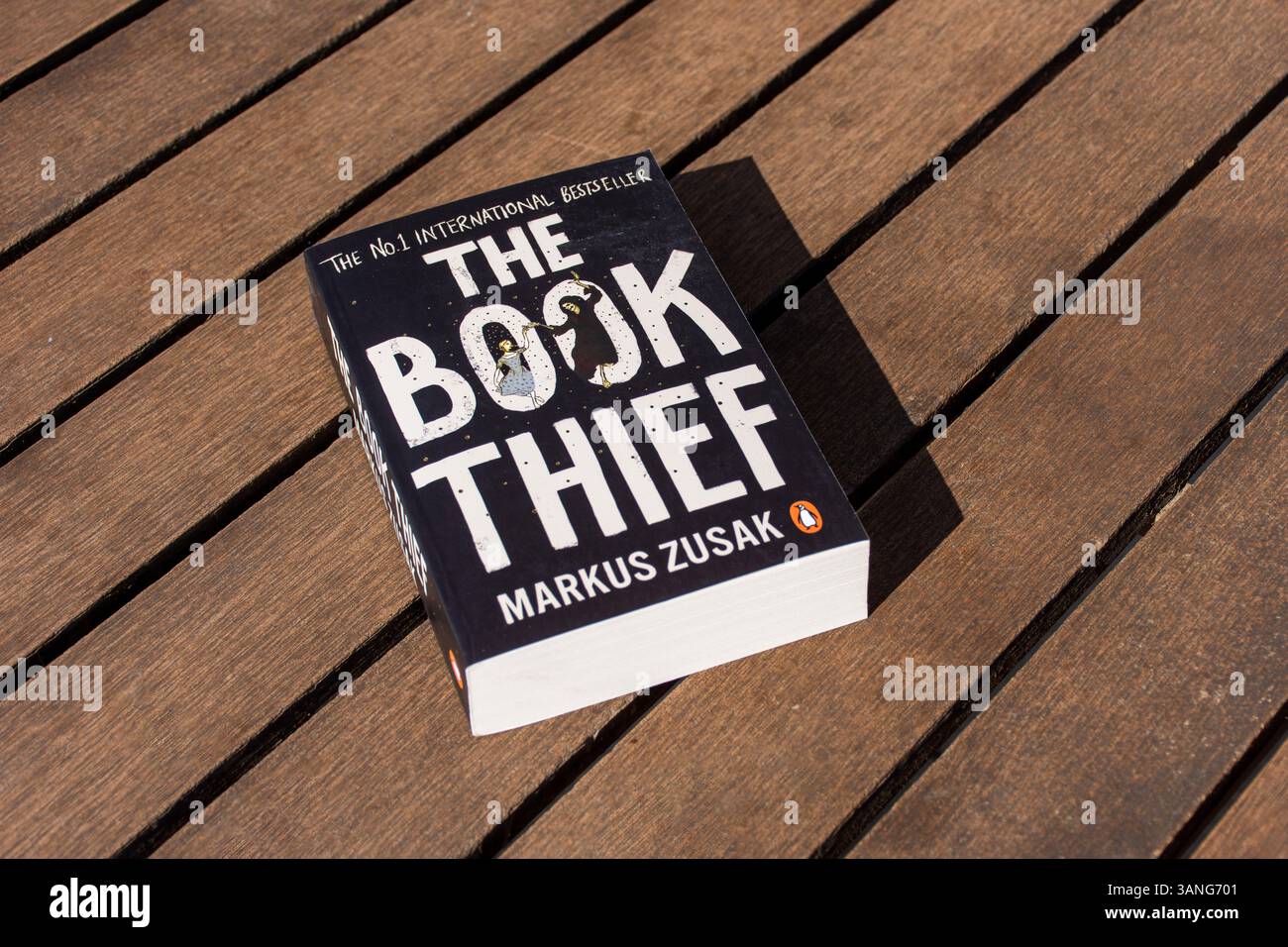 Nahaufnahme von Markus Zusaks Buch Dieb auf einem Holztisch. Fiktion junger Erwachsener. Stockfoto