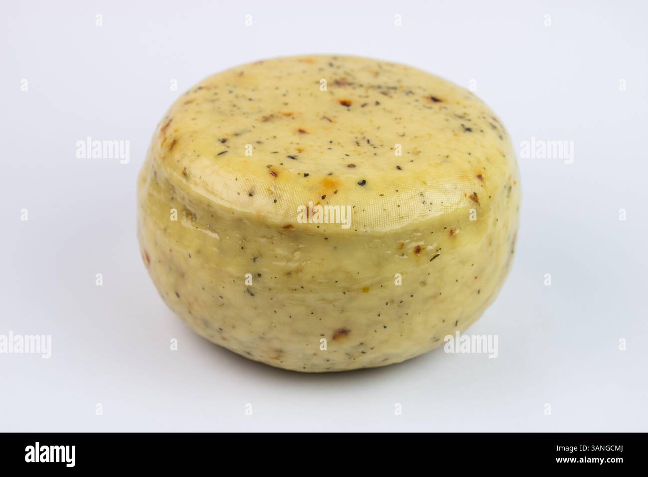 Hartkäse rund isoliert auf weißem Hintergrund - Kräuterkäse Stockfoto