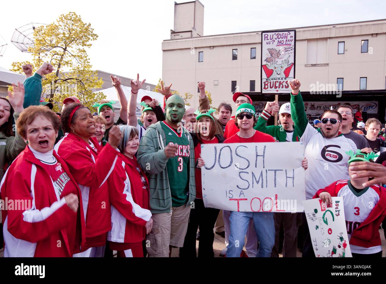 April 2010 Milwaukee, WI. Bradley Center. Milwaukee Bucks Fans unterstützten den Hirsch für einen weiteren Sieg. Milwaukee Bucks gewann 111–104 gegen die Atlanta Hawks, im vierten Spiel der Eastern Conference Viertelfinale während der NBA Playoffs 2010. Die Serie ist jetzt mit 2:2. Mike McGinnis/CSM(Bild: © Mike McGinnis/Cal Sport Media/ZUMApress.com) Stockfoto
