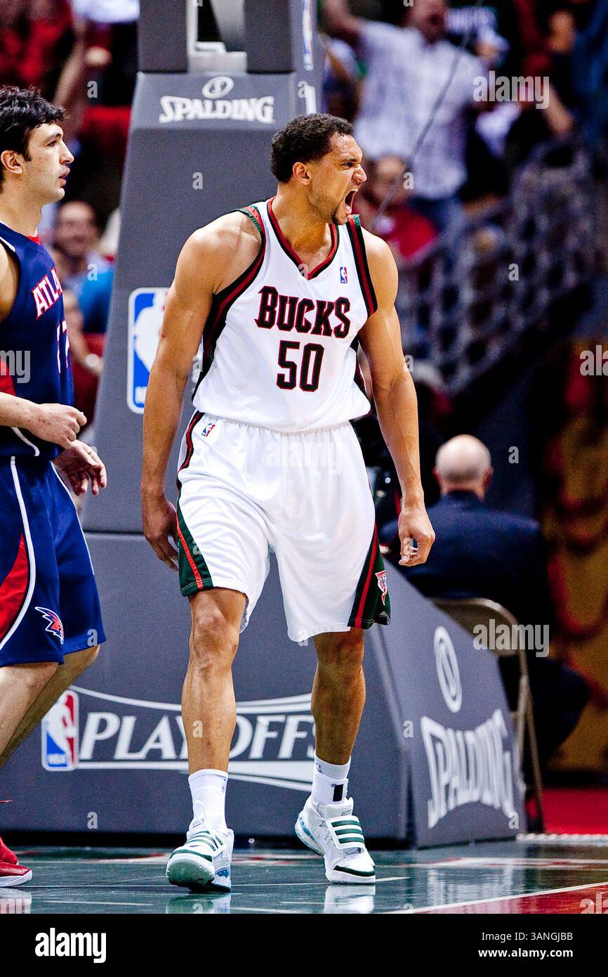 April 2010 Milwaukee, WI. Bradley Center...Milwaukee Bucks gewann 111/104, im vierten Spiel des Viertelfinals der Eastern Conference während der NBA Playoffs 2010, die Atlanta Hawks. Die Serie ist jetzt mit 2:2. Mike McGinnis/CSM(Bild: © Mike McGinnis/Cal Sport Media/ZUMApress.com) Stockfoto